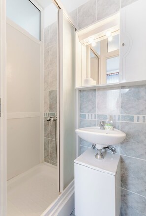 Apartment (Apartment Mia-Three Bedroom Apartment) | Bathroom | Shower, towels - Apartment Mia (Supetar)