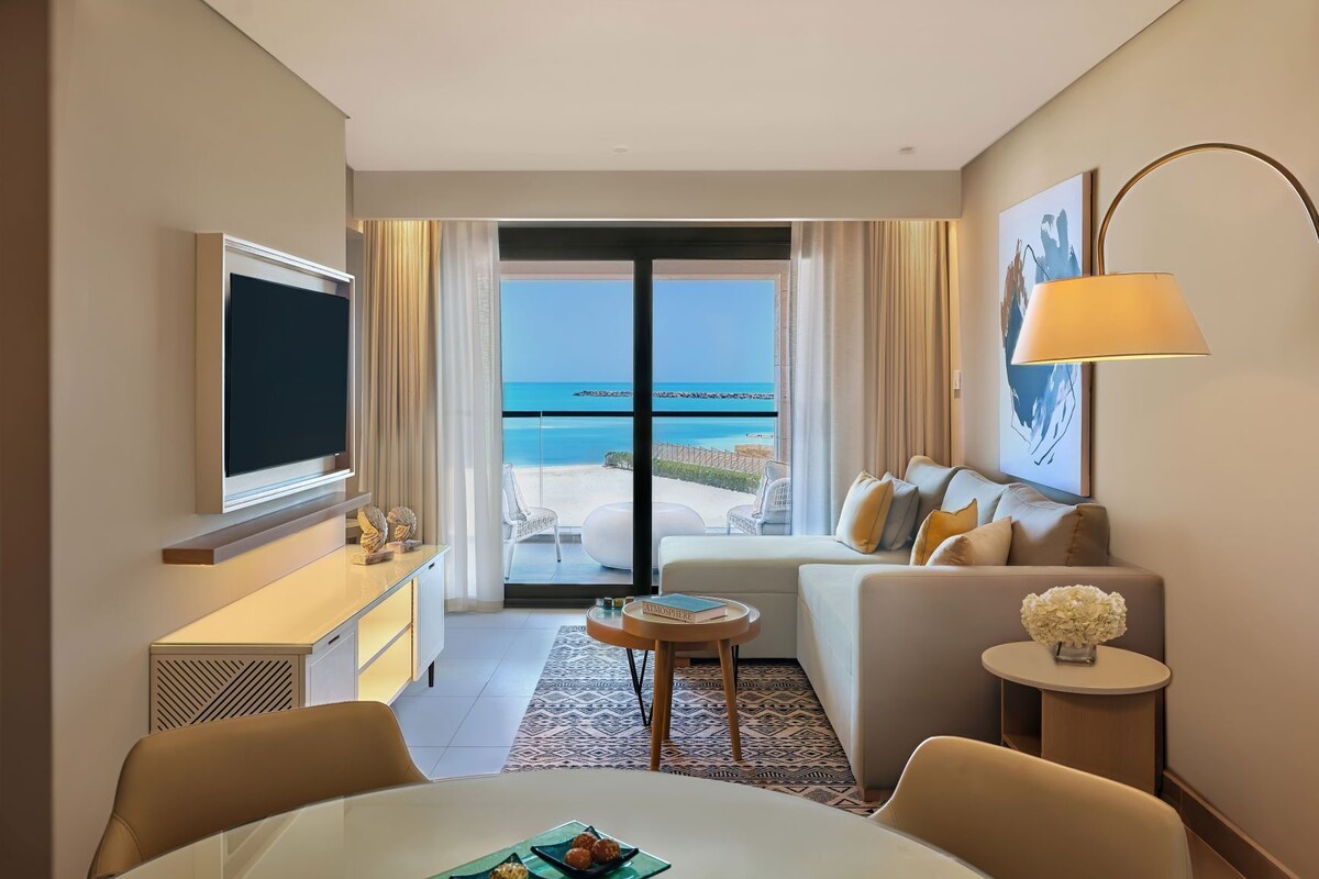 Suite Premium, 1 habitación, vistas al mar | Zona de estar | Smart TV de 42 pulgadas con canales por satélite, un reproductor estéreo