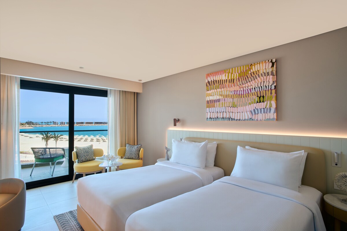 Habitación, 2 camas individuales, vistas al mar | Minibar, caja fuerte, tabla de planchar con plancha y cunas gratuitas