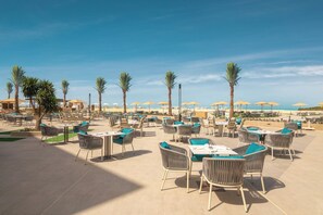 Ofereix vistes a la piscina i s'hi serveixen esmorzars, dinars i sopars