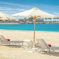 Spiaggia privata, sabbia bianca, lettini da mare, ombrelloni