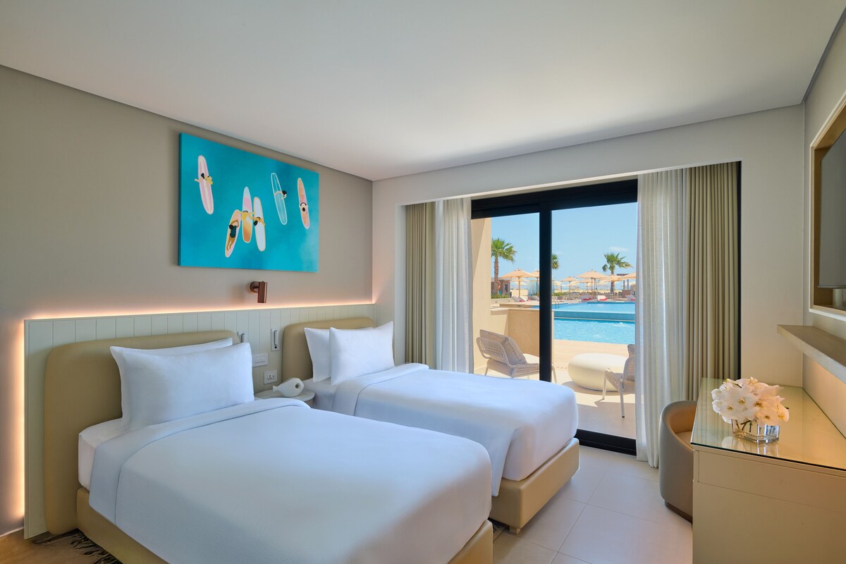Habitación, 2 camas individuales, vistas al mar (Direct Pool Access) | Minibar, caja fuerte, tabla de planchar con plancha y cunas gratuitas