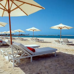 Spiaggia privata, sabbia bianca, lettini da mare, ombrelloni