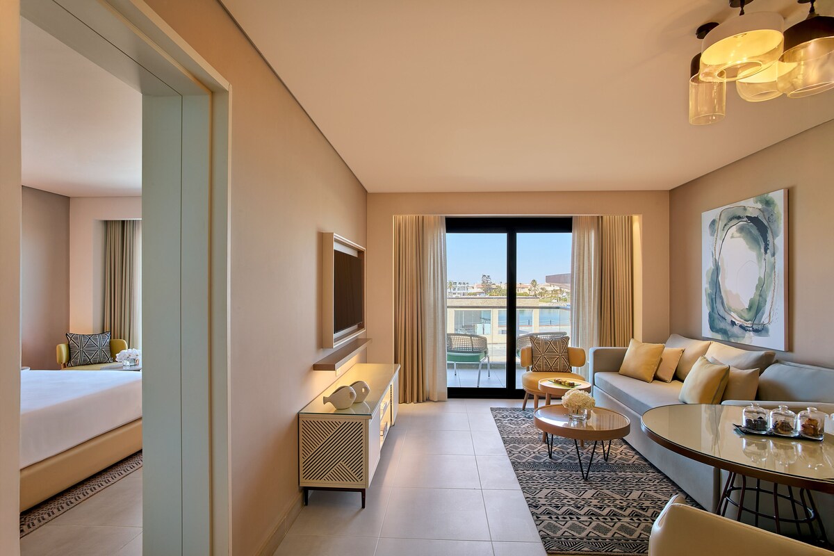 Suite, 1 habitación, vistas a la ciudad (Marina) | Minibar, caja fuerte, tabla de planchar con plancha y cunas gratuitas