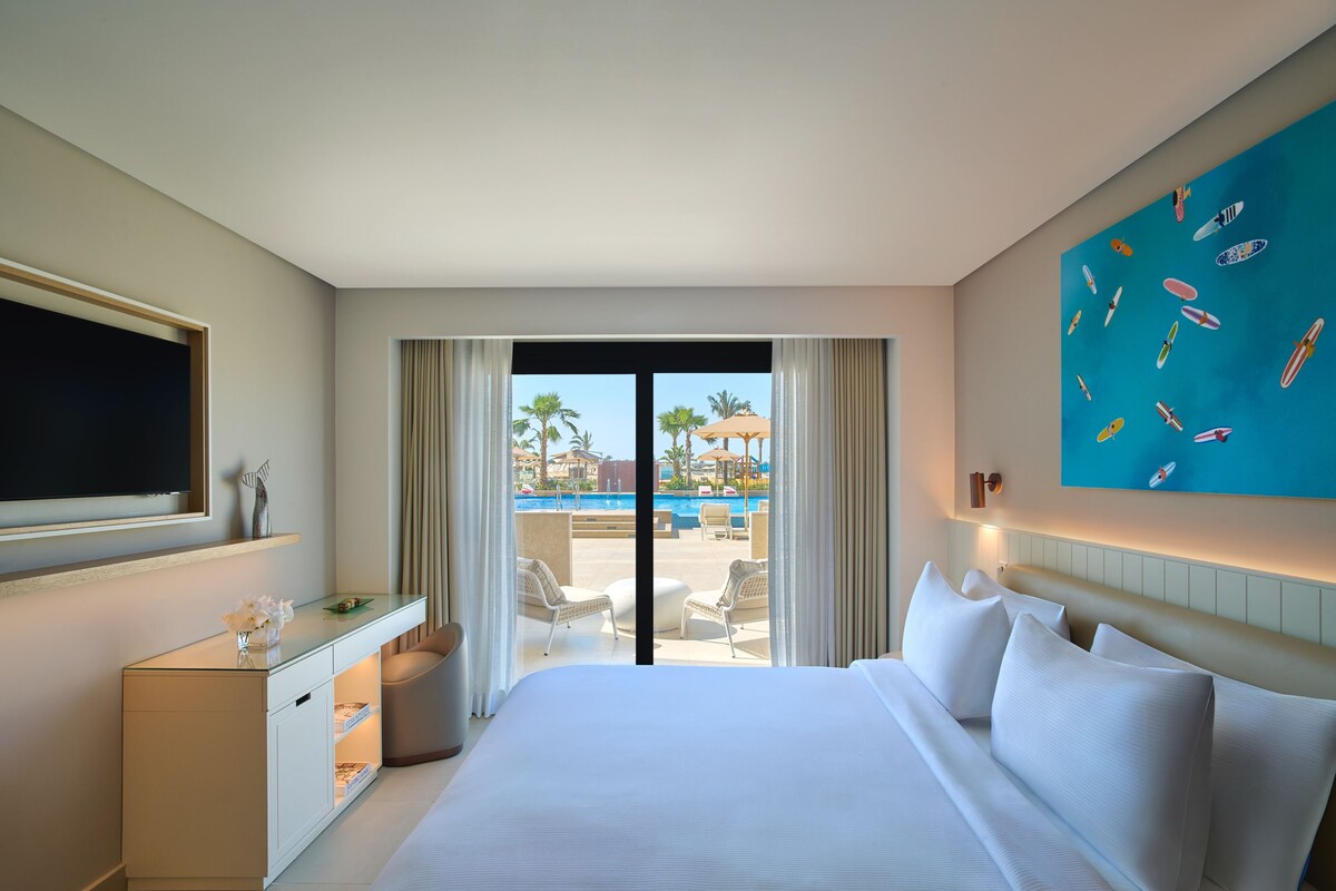 Suite, 1 habitación (Direct Pool Access) | Minibar, caja fuerte, tabla de planchar con plancha y cunas gratuitas