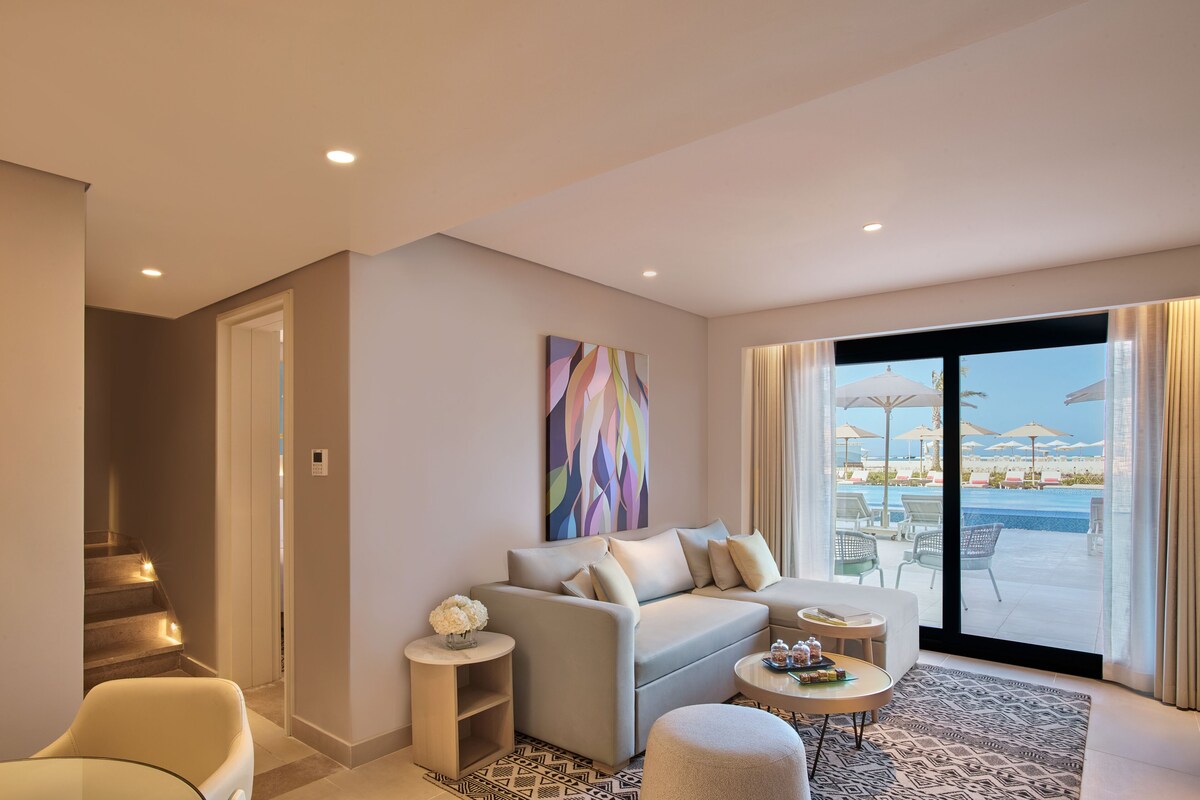 Suite, 3 habitaciones, vistas al mar (Direct Pool Access) | Zona de estar | Smart TV de 42 pulgadas con canales por satélite, un reproductor estéreo