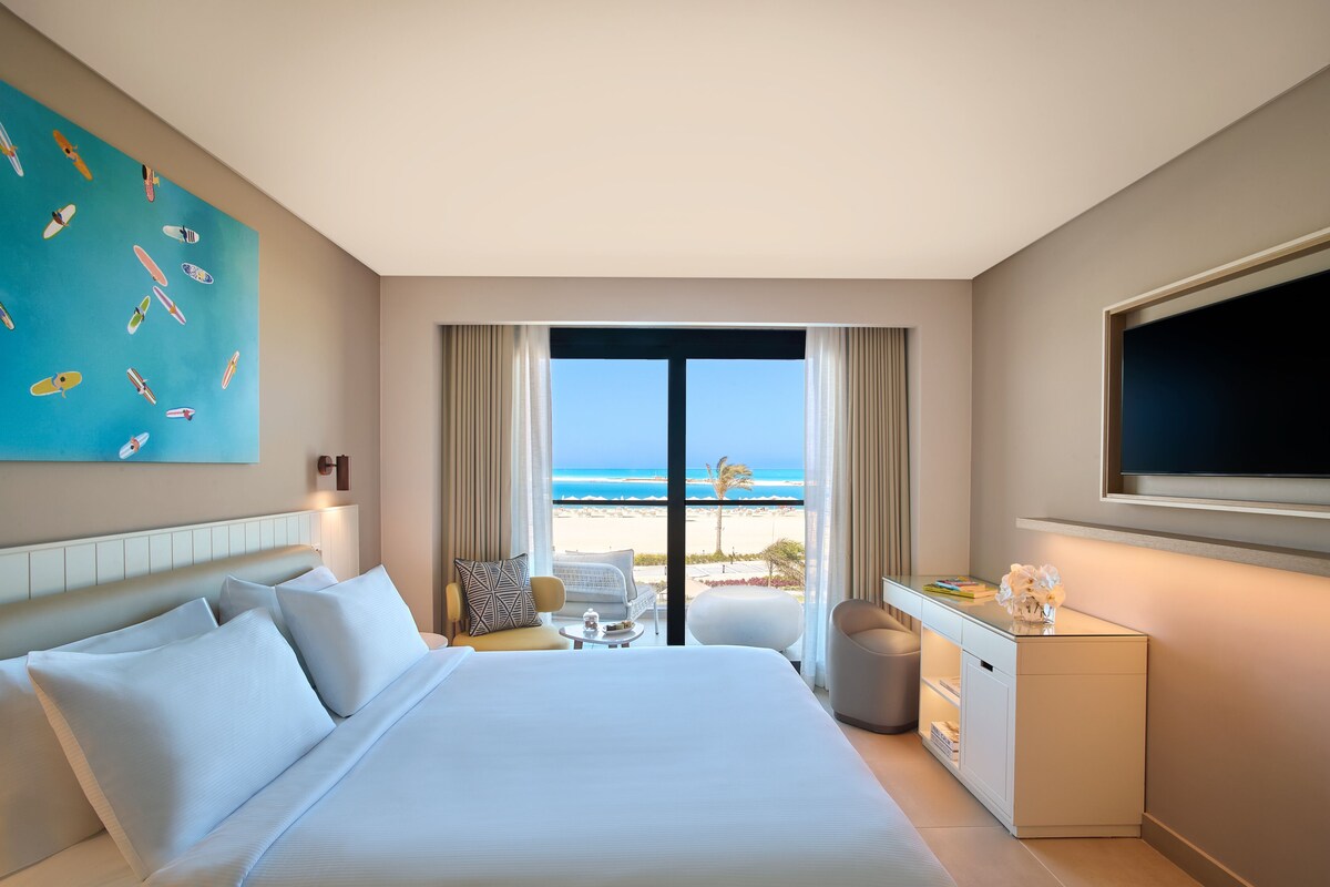 Habitación, 1 cama de matrimonio grande, vistas al mar | Minibar, caja fuerte, tabla de planchar con plancha y cunas gratuitas