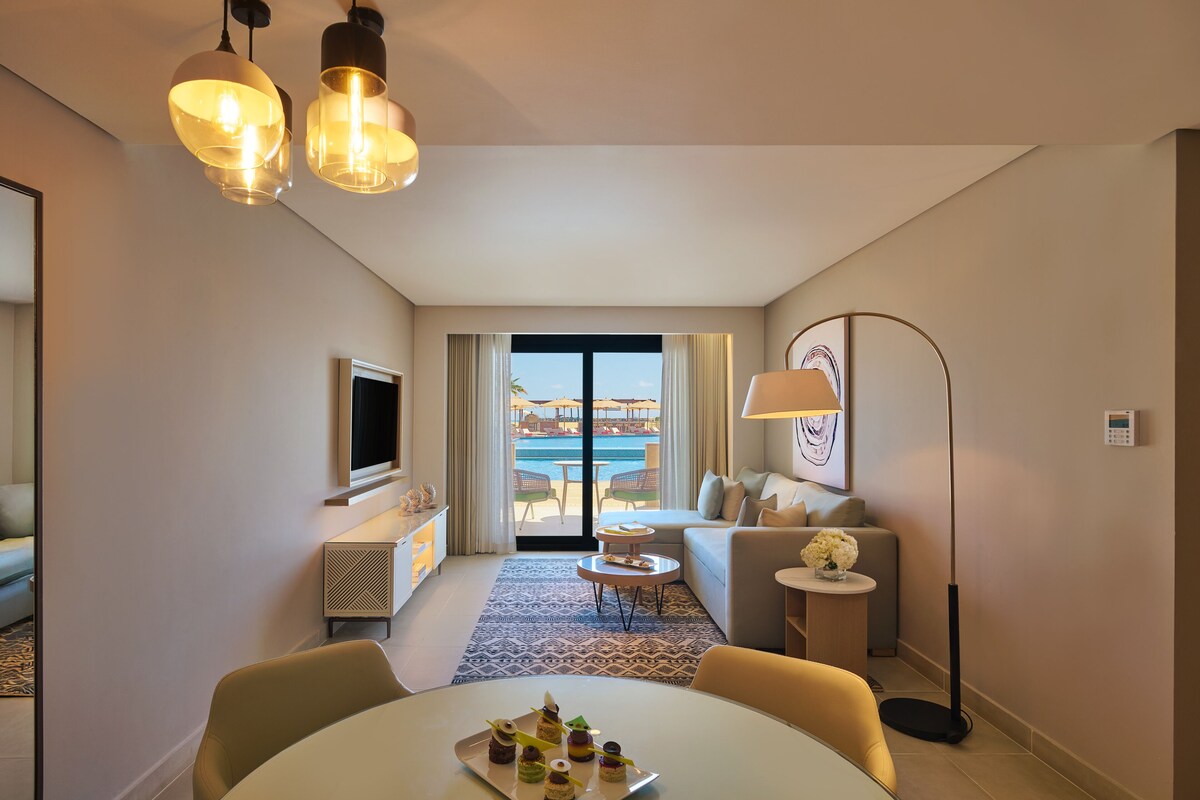 Suite, 2 habitaciones, vistas al mar ( Direct Pool Access) | Zona de estar | Smart TV de 42 pulgadas con canales por satélite, un reproductor estéreo