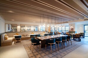 Ofereix vistes a la piscina i s'hi serveixen esmorzars, dinars i sopars