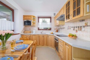 Kjøleskap, mikrobølgeovn, ovn og kokeplater