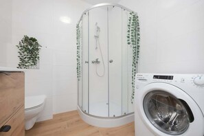 Shower, hair dryer, towels, shampoo