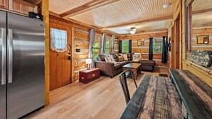 L’intérieur d’une cabine est doté d’un plafond en bois, d’un réfrigérateur en acier inoxydable, d’un canapé et d’une table à manger.