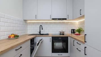 Frigorifero, forno, piano cottura, lavastoviglie