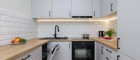 Réfrigérateur, four, plaque de cuisson, lave-vaisselle