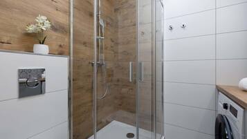 Dusche, Haartrockner, Handtücher, Shampoo