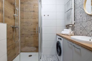 Shower, hair dryer, towels