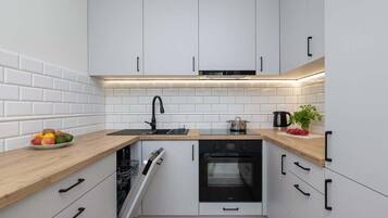 Kylskåp, ugn, spishäll och diskmaskin