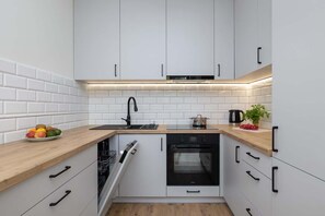 Een koelkast, een oven, een kookplaat, een vaatwasser