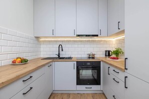 Een koelkast, een oven, een kookplaat, een vaatwasser