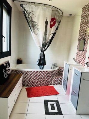 Een douche, een haardroger, handdoeken, zeep