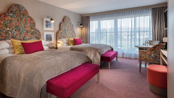 Habitación | Caja de seguridad en la habitación y espacio para trabajar con laptop