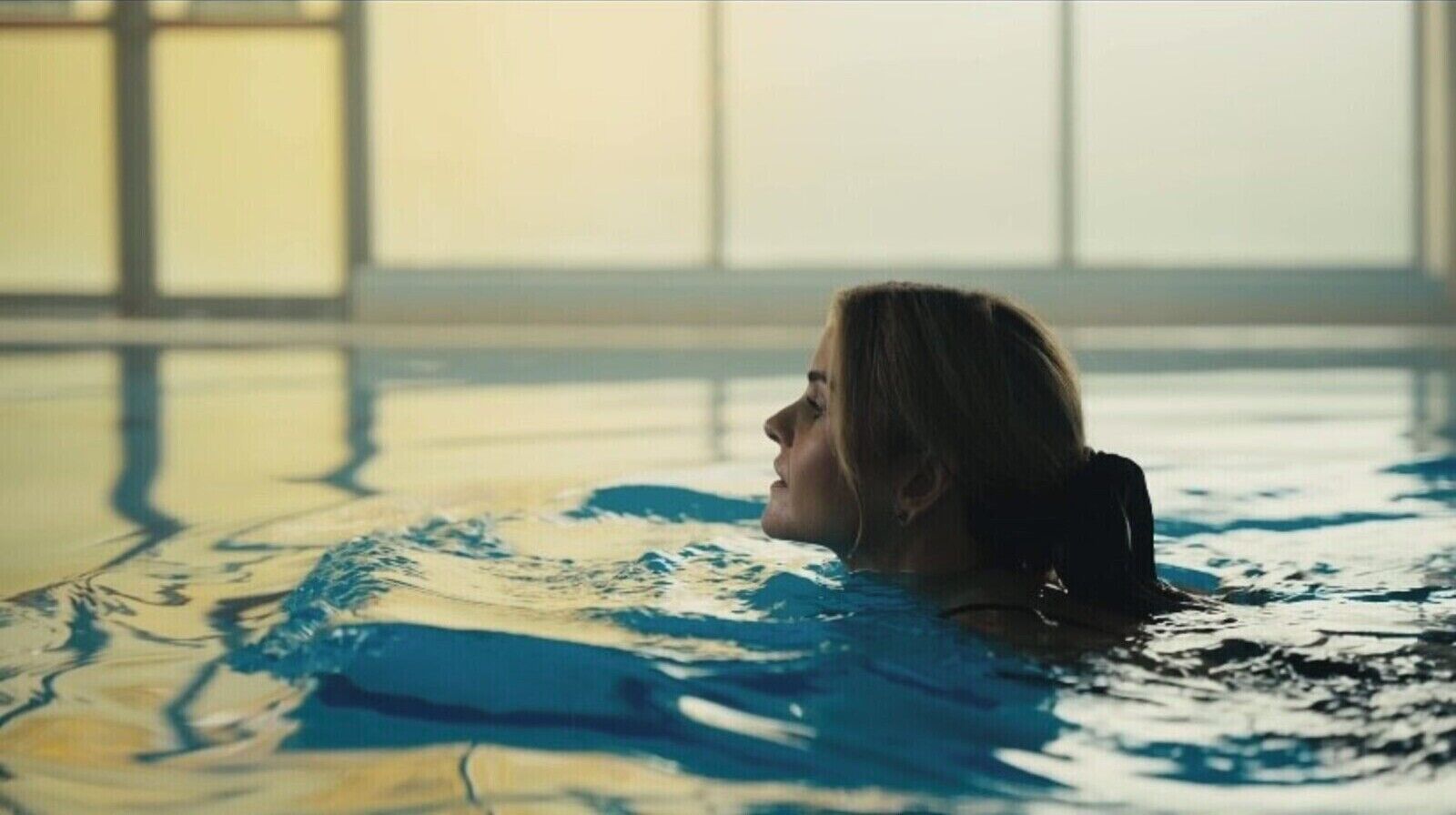 Una piscina techada, guardavidas en la propiedad