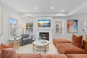 Televisor, llar de foc i oficines 