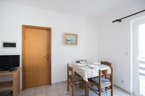 Apartment (Standard Two Bedroom Apartment with T) | Dining room