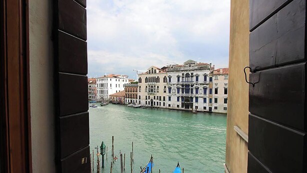 A view of a canal with buildings and gondolas. - Romantic Venetian Apartment with Grand Canal Views and High Ceilings (Venezia)