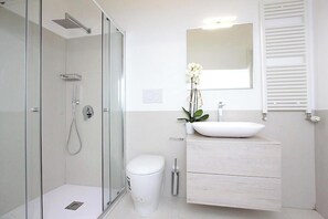 Secador de cabelo, toalhas de banho, sabonete, shampoo