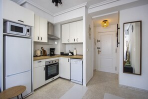 Fridge, microwave, oven, stovetop - One bedroom apartment in a house with a swimming pool near the sea! (Torrevieja)