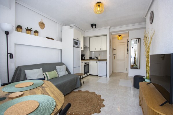 TV - One bedroom apartment in a house with a swimming pool near the sea! (Torrevieja)