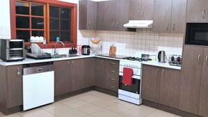Une cuisine équipée d’une cuisinière, d’un four à micro-ondes et d’un lave-vaisselle.