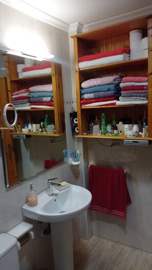 Eco-friendly toiletries, hair dryer, towels, soap - Semi-detached house very close to the beach of Mil Palmeras. Ideal for families. (Pilar de la Horadada)