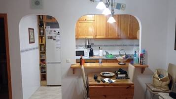 Frigorífico, microondas, horno y placa de cocina