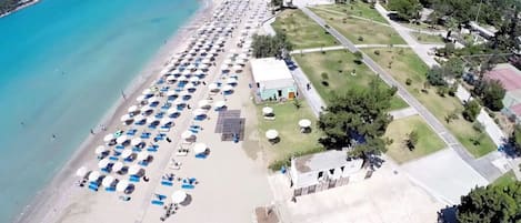 Plage, chaises longues, serviettes de plage