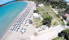 Plage, chaises longues, serviettes de plage