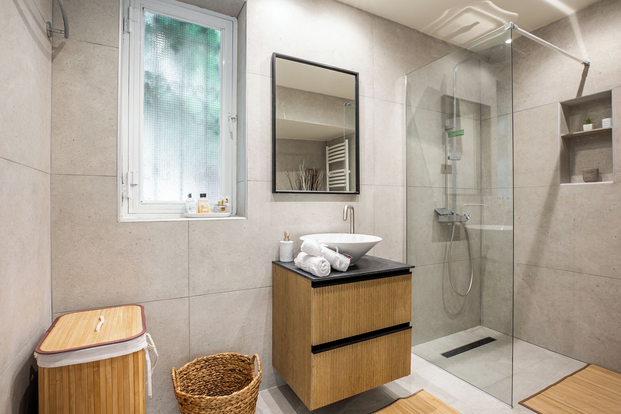 Douche, articles de toilette écologiques, sèche-cheveux