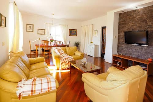 Villa (Four-Bedroom Villa with Terrace and P) | Wohnzimmer | 32-Zoll-Flachbildfernseher mit Kabelempfang