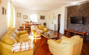 Villa (Four-Bedroom Villa with Terrace and P) | Salle de séjour | Télévision à écran plat de 32 pouces avec chaînes par câble