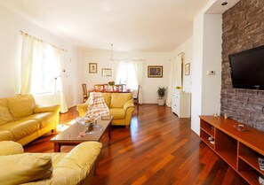 Villa (Four-Bedroom Villa with Terrace and P) | Sala de estar | Televisión de pantalla plana de 32 pulgadas con canales por cable 