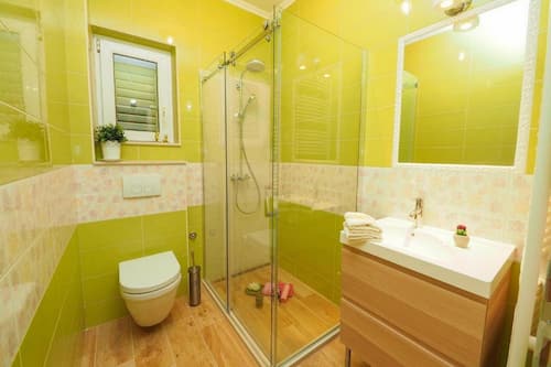 Villa (Four-Bedroom Villa with Terrace and P) | Badezimmer | Dusche, Handtücher