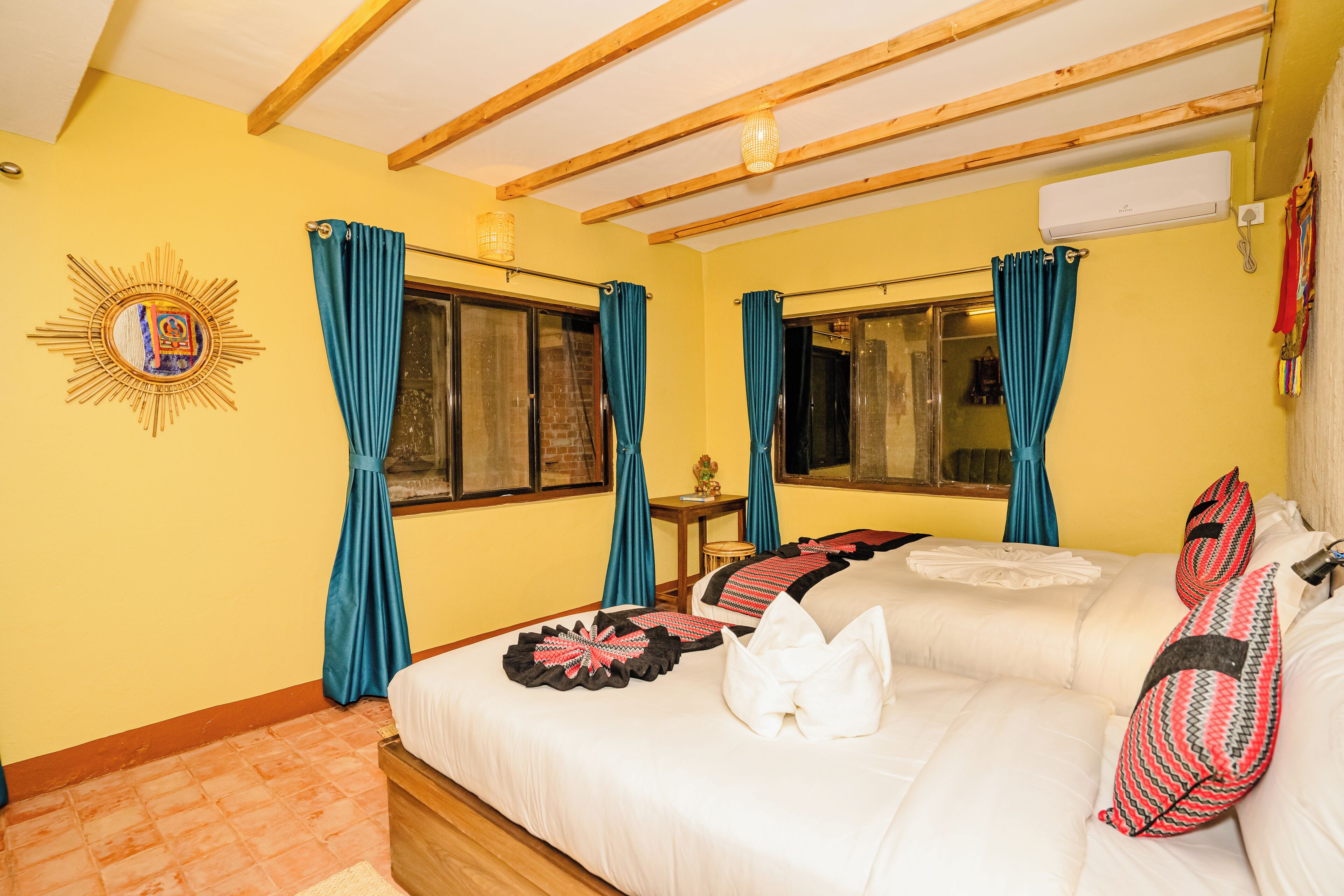 Ein Schlafzimmer mit Bett, Vorhängen, Wanddekoration und Fenster.