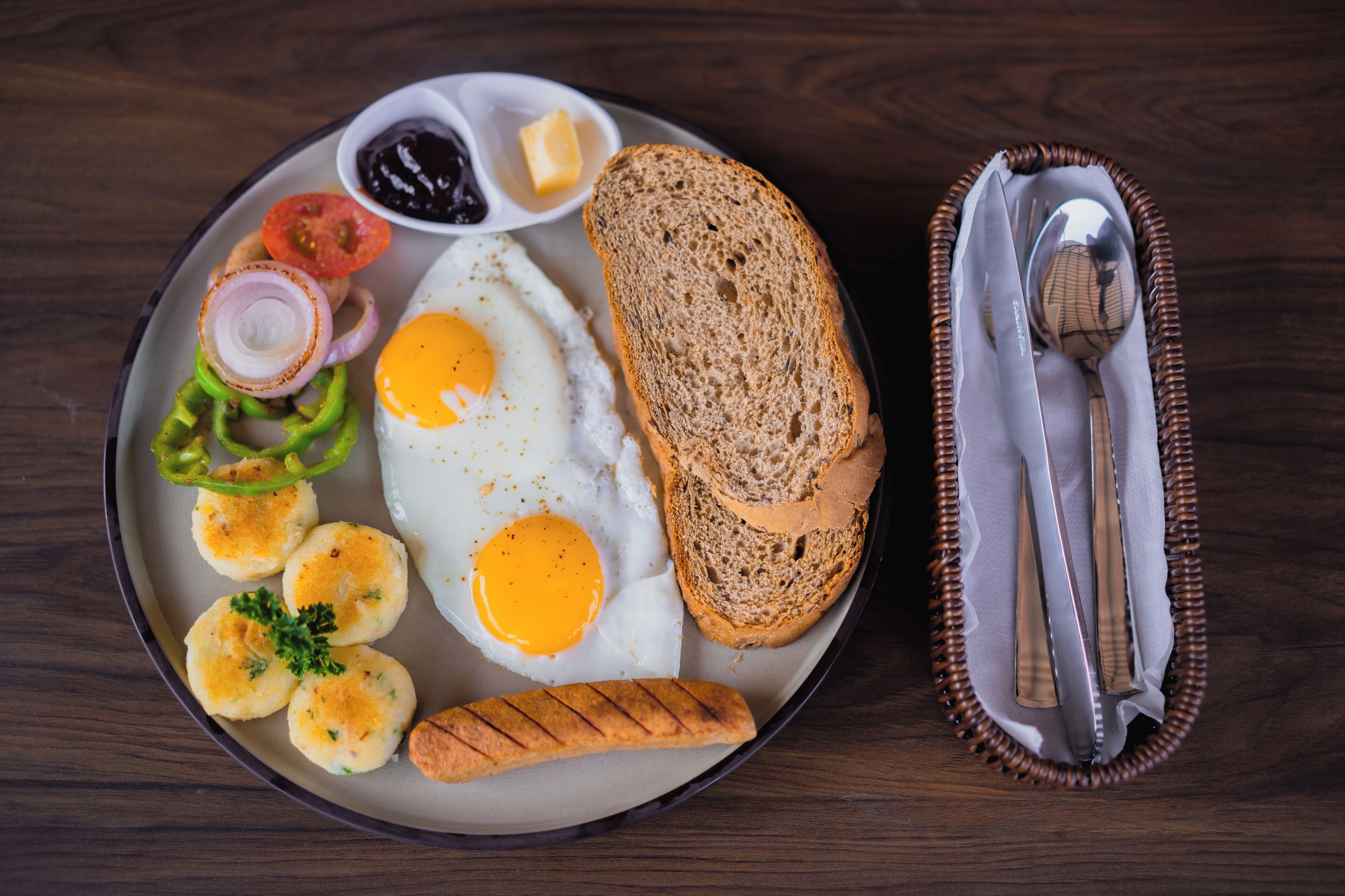 Un plato con huevos, tostadas y verduras.