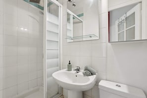 Douche, sèche-cheveux, serviettes fournies, savon