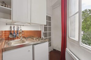 Fridge, microwave, stovetop, coffee/tea maker