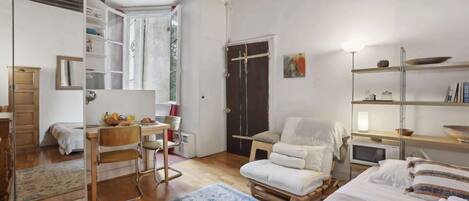 1 dormitorio, escritorio, tabla de planchar con plancha y cuna de viaje