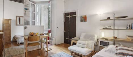 1 Schlafzimmer, Schreibtisch, Bügeleisen/Bügelbrett, Reisekinderbett