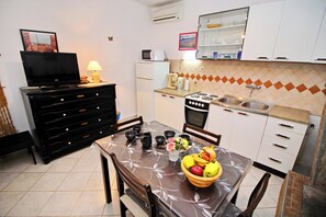 Apartment (One Bedroom Apartment with Terrace an) | Dining room - Apartments Sunset (Blato)