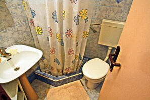 Apartment (Apartments Sunset - Two Bedroom Apart) | Bathroom | Shower, towels - Apartments Sunset (Blato)